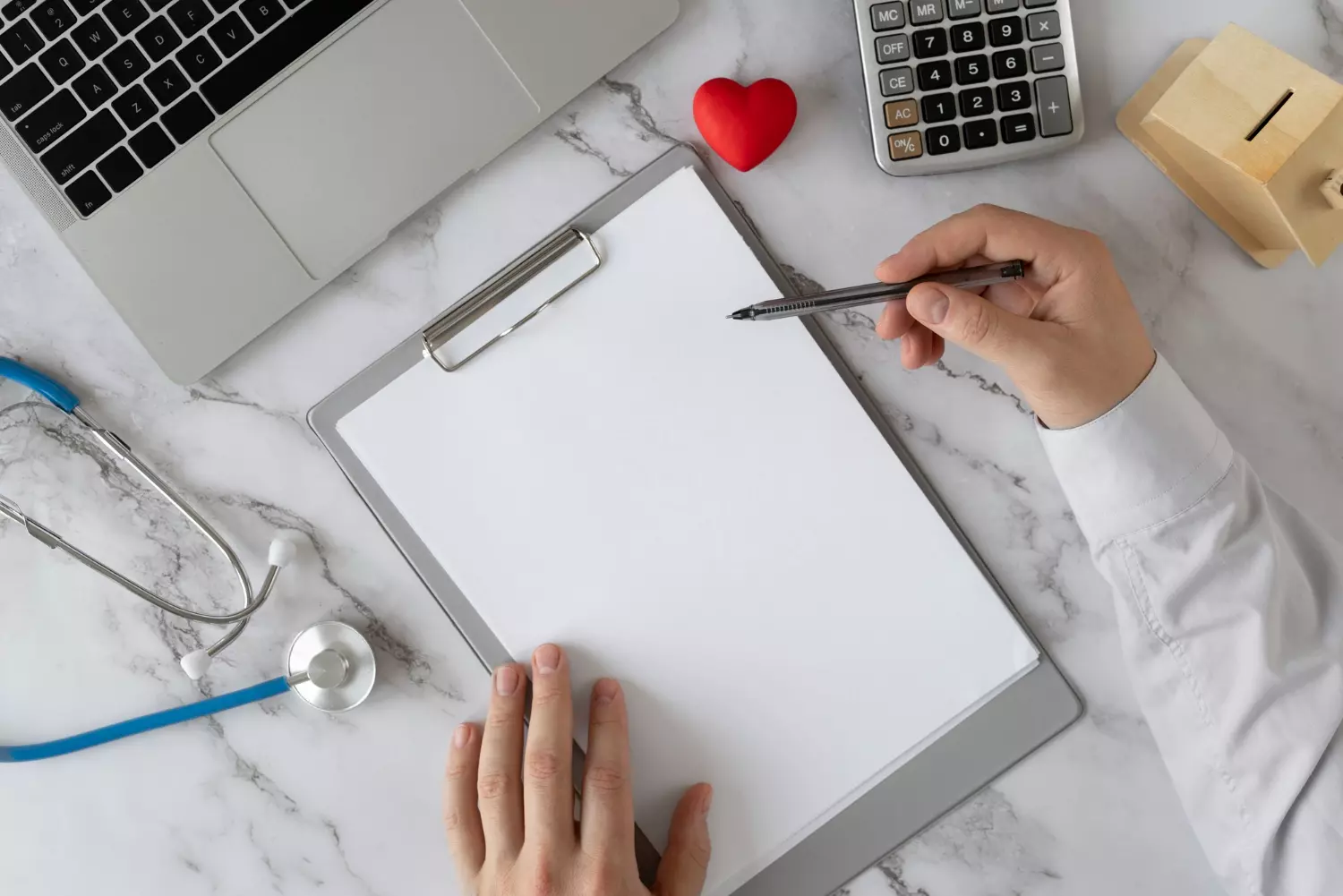 “Advogado defendendo médico em processo ético e revisando contratos na área médica”