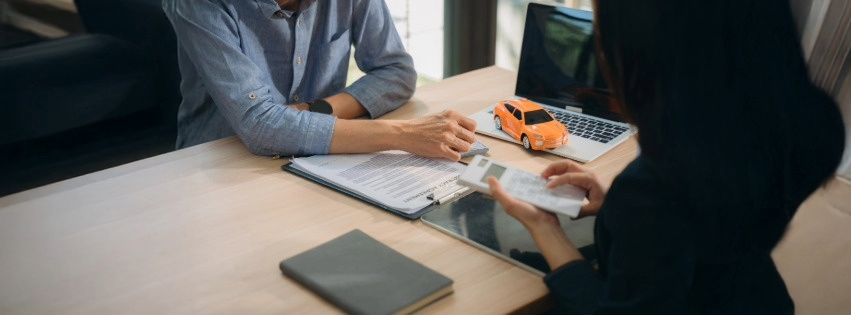 Consumidor recebendo indenização por apreensão indevida de veículo