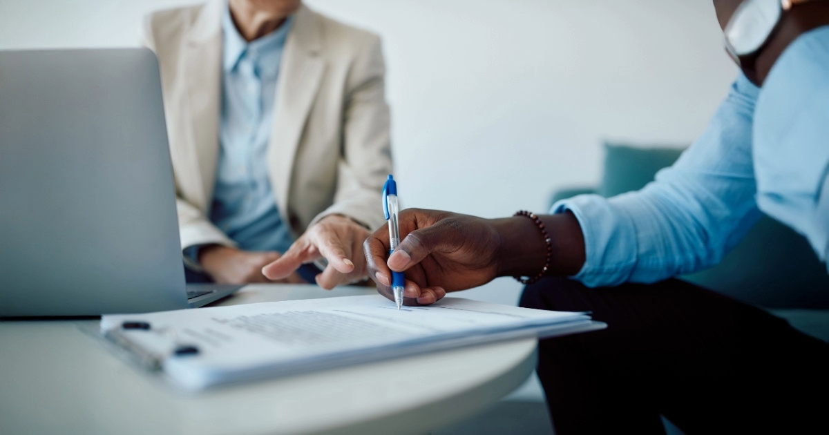 Pessoa assinando contrato de seguro com atenção para evitar omissão de informações relevantes