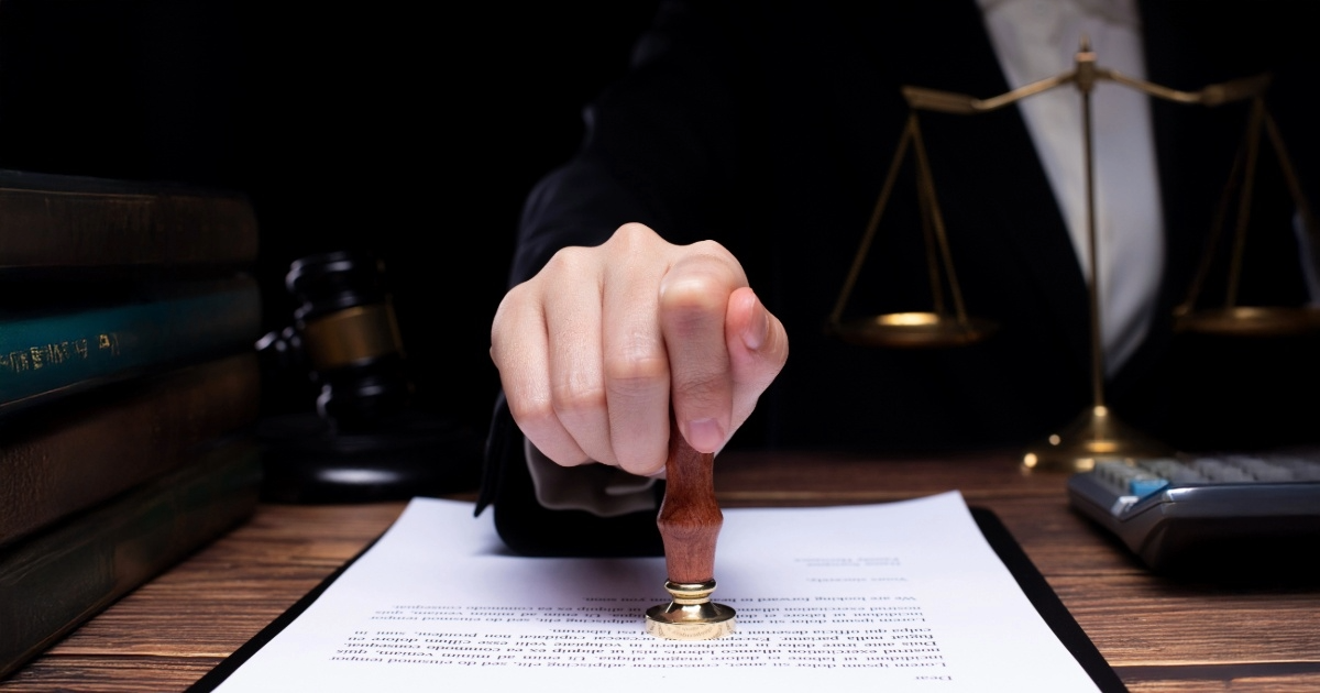 Inventariante organizando documentos de dívidas do espólio em inventário