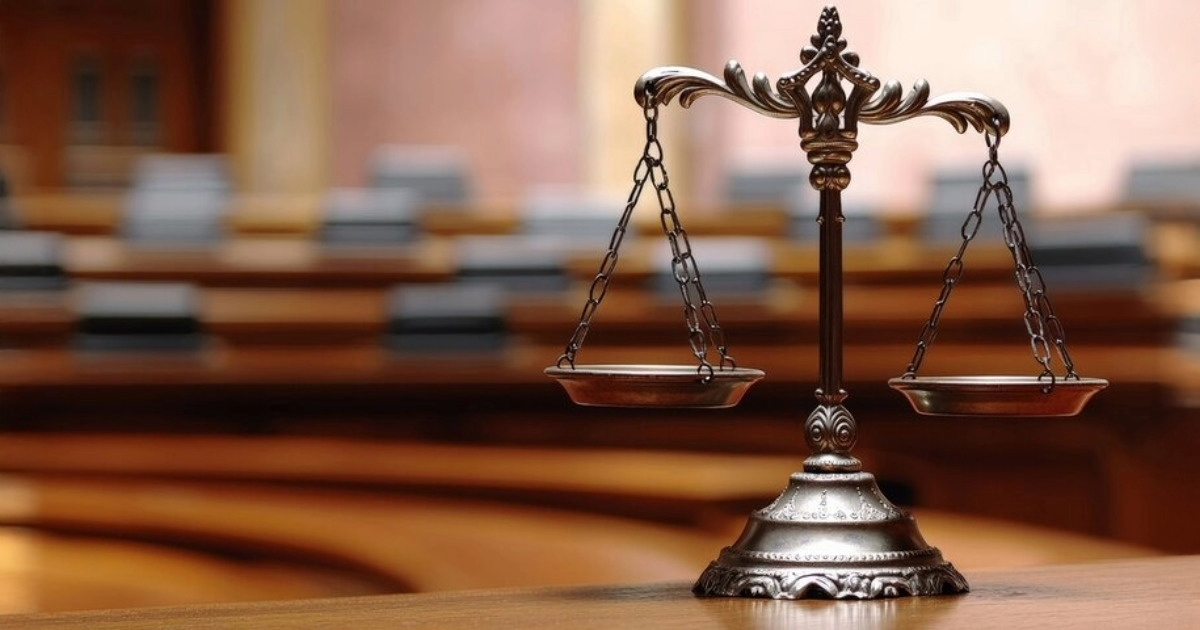 Pessoa conferindo documentos de renda para revogação da gratuidade de justiça