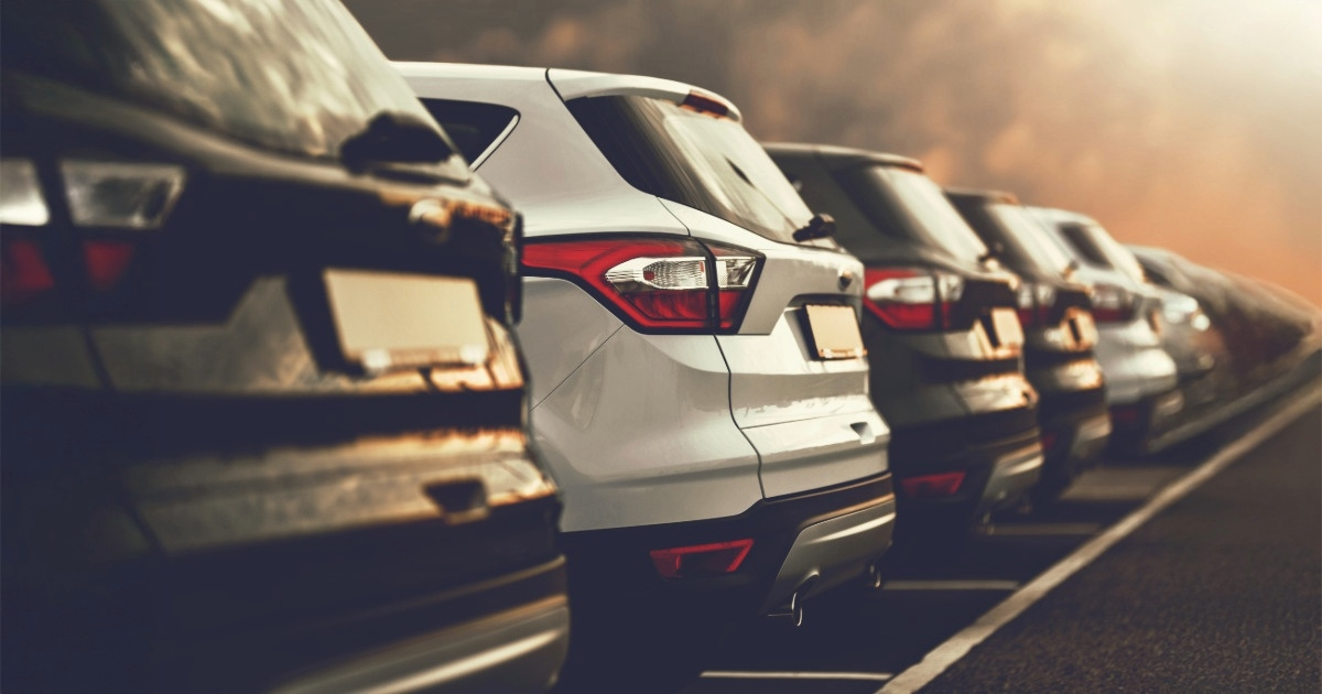 Pessoa com deficiência ao lado de veículo com isenção de IPVA